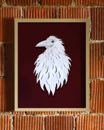 tuğla dokusu üzerinde albino kuzgun bordo kadife fon