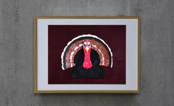 gri duvarda karışık kademeli teknik sanat eseri