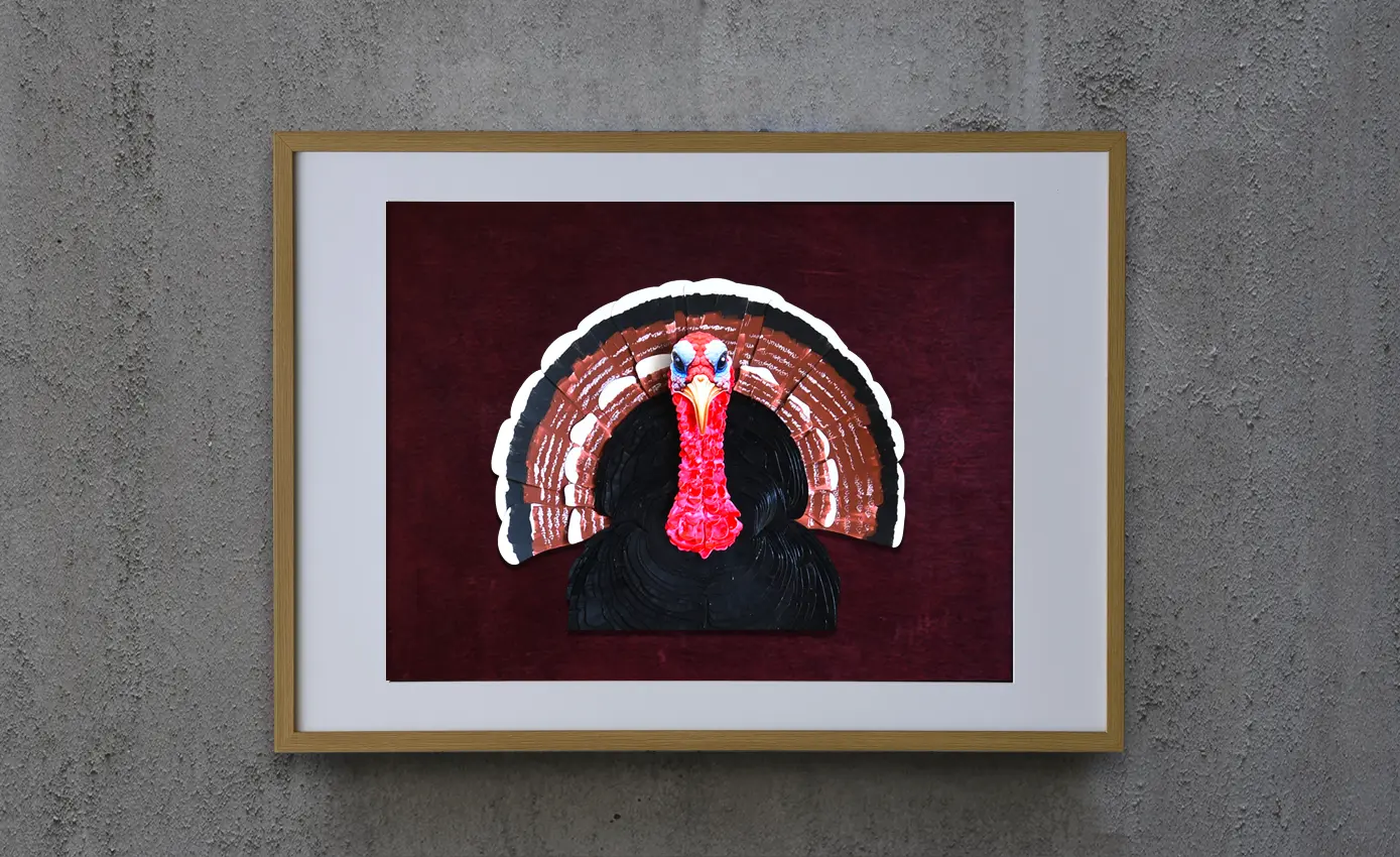 gri duvarda karışık kademeli teknik sanat eseri