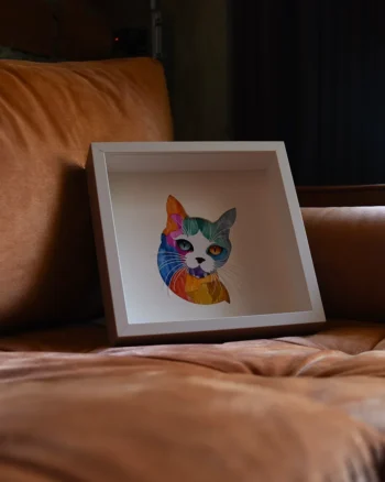 galeride koltuk üzerinde kağıt kesim sanatı kaatı sulu boya kedi portresi