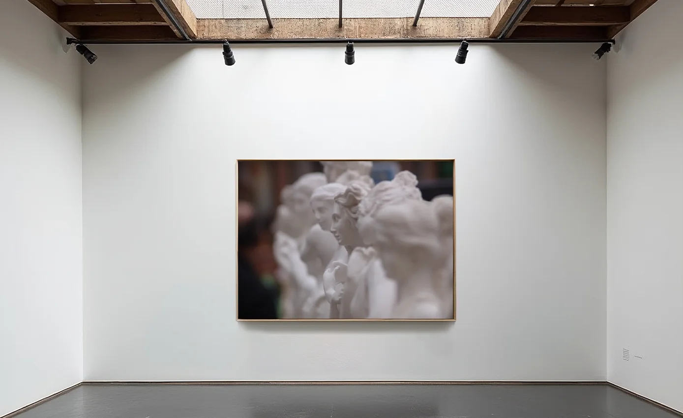 Geçmiş estetik anlayışını yansıtan figür, modern fotoğraf sanatı içinde katmanlı eser sunar