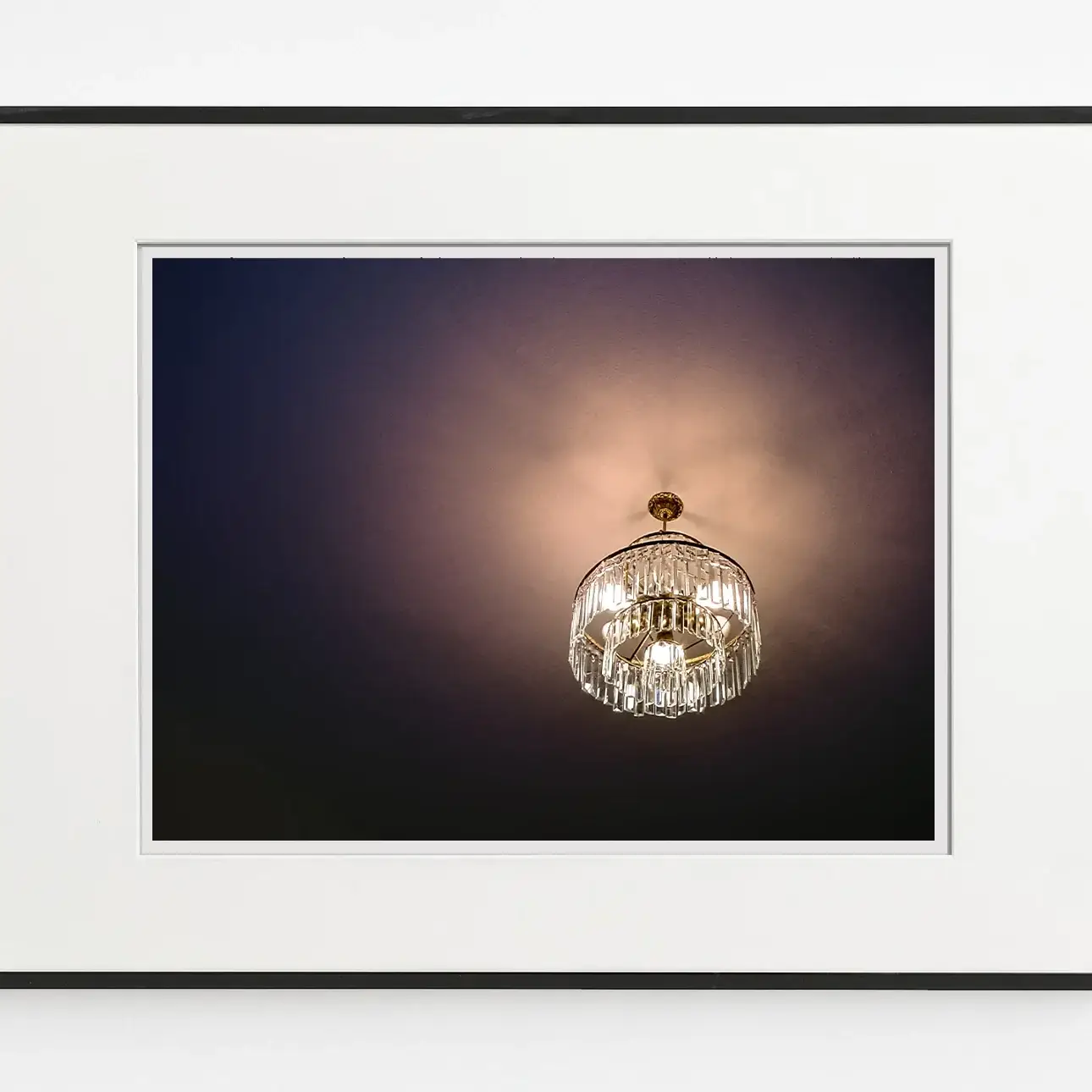 Tekil aydınlatma öğesiyle oluşturulan modern fotoğraf eseri, zamansız bir sanat nesnesi sunar