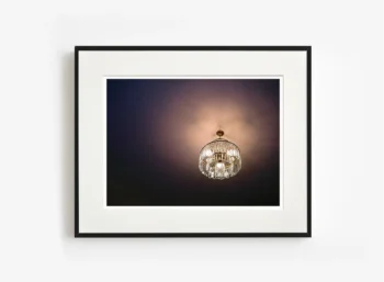 Loş atmosferde konumlanan retro avize, modern fotoğraf sanatı kapsamında üretilmiş eser