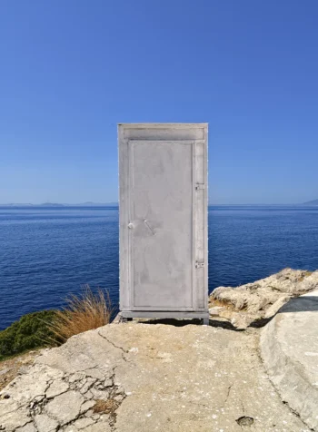 Ufka doğru hizalanan kapı , modern sanat fotoğrafı olarak sunulan çağdaş eser