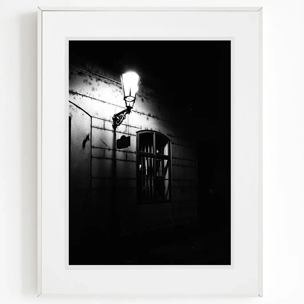 Geniş karanlık içinde küçük bir aydınlık alan, kentsel yalnızlığı anlatan bir fotoğraf sanat eseri hâline gelir.