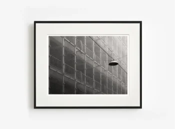 Çizgi ve boşluklar, mimarlığın yüzey üzerinden konuştuğu bir dili anlatan fotoğraf sanat eseri.