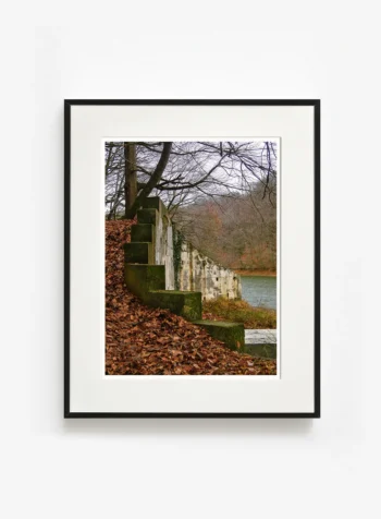 Yapı hattının alçalarak kaybolması, mimarinin doğaya boyun eğişini anlatan fotoğraf sanat eseri.