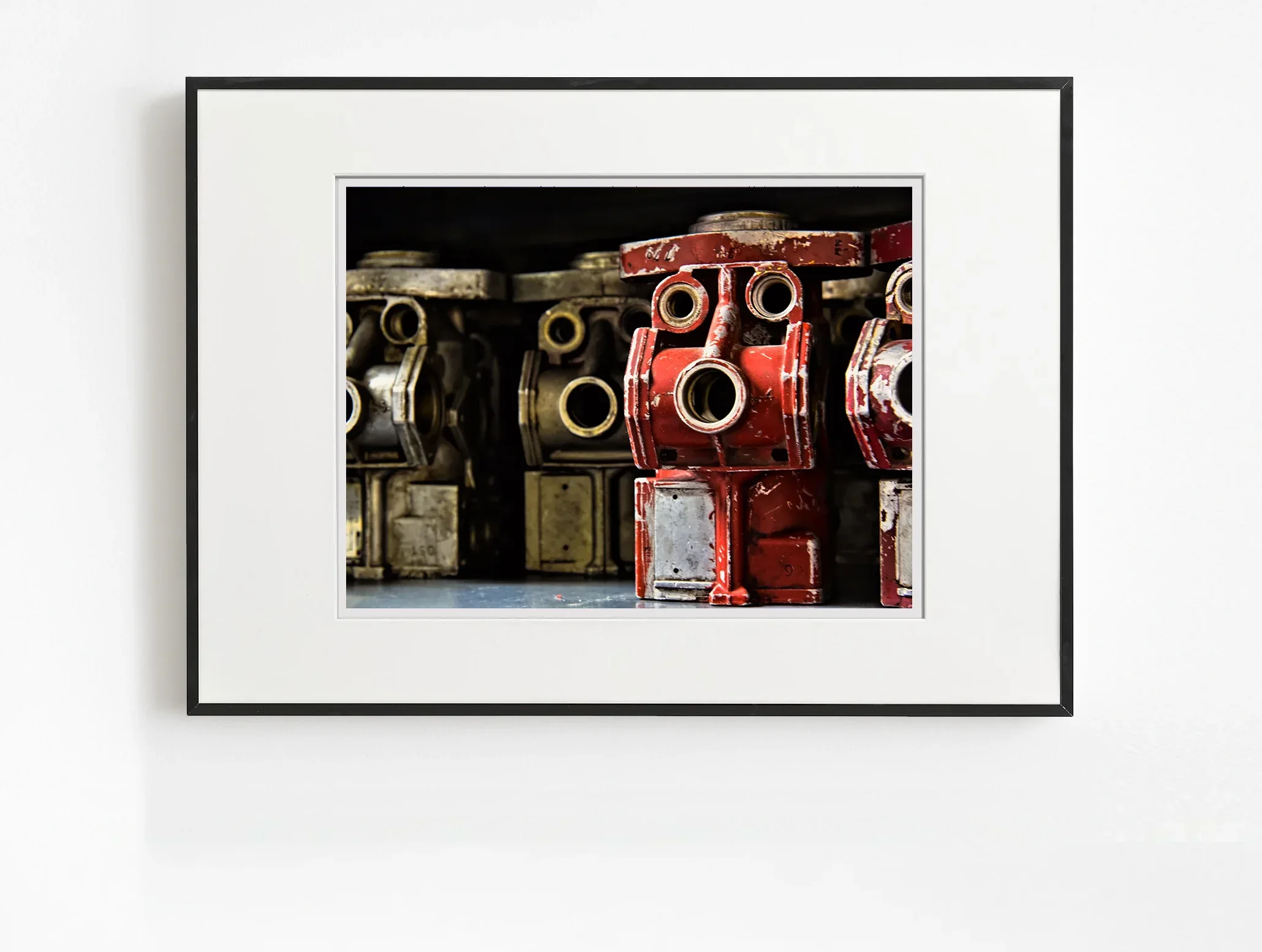 Ağır metal parçaların istiflenişi, teknik belleği çağrıştıran çağdaş fotoğraf sanatı eseri