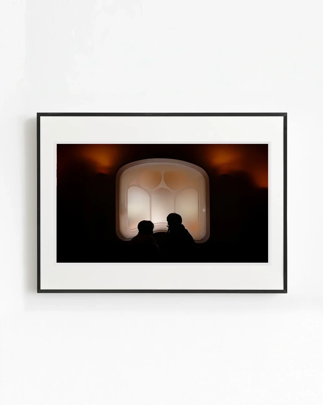 İnsan figürü, mimarinin kemikleşmiş formunu anlamaya çalışan bir ölçek olarak beliren fotoğraf sanat eseri.