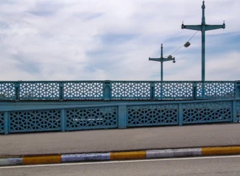 Tek köprünün parçalarını çoğulmuş gibi algılatan yanılsamayı fotoğraf eseri olarak ele alan anlatı.