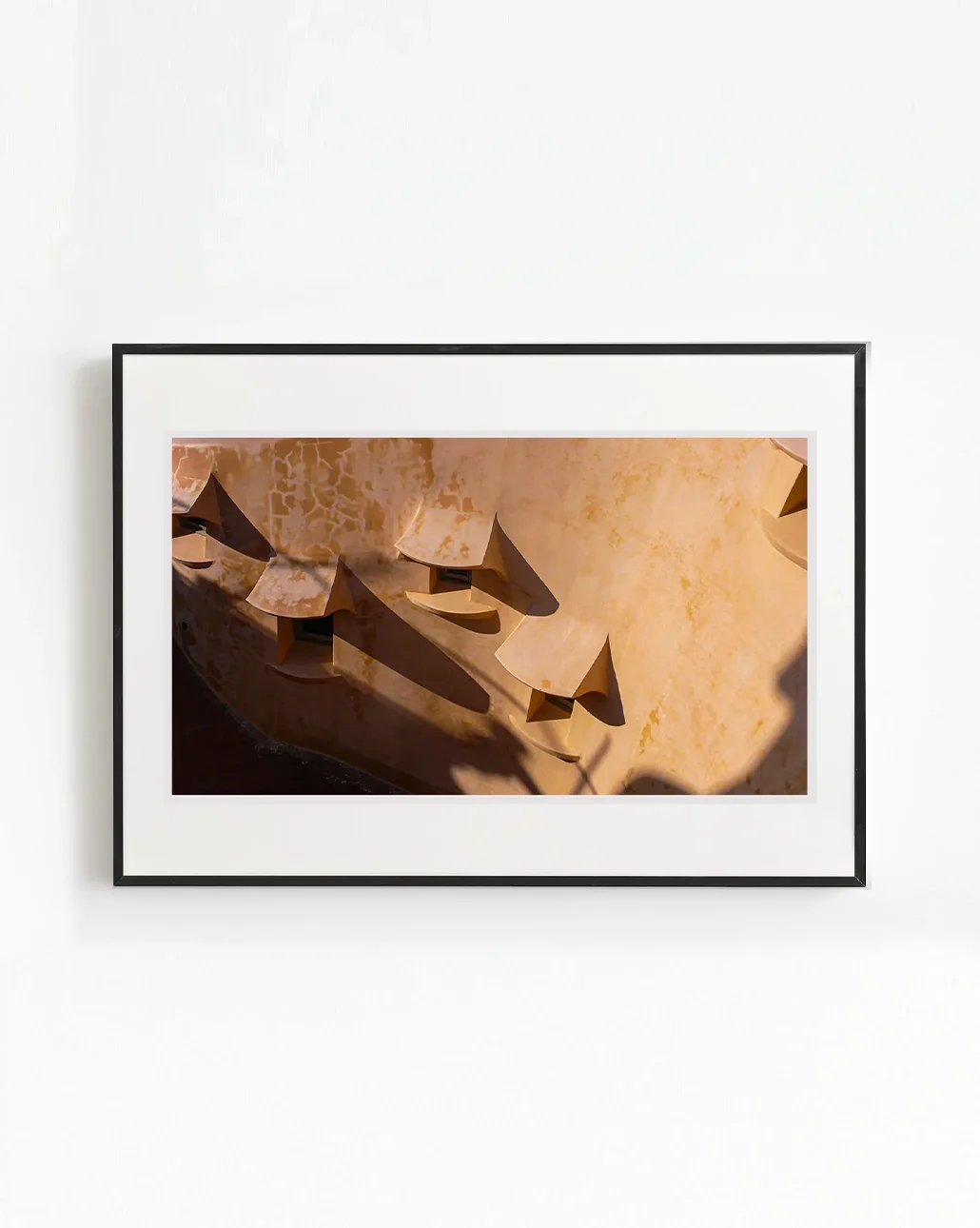 Işık ve gölgenin duvar boyunca ilerleyişi, mimari mekânı bir dalga gibi okutan fotoğraf sanat eseri.