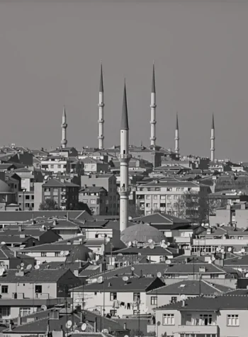 Birbirinden kopuk yapılar, tek bir cami gibi okunmak isteyen mimari bir hayali anlatan fotoğraf sanat eseri.