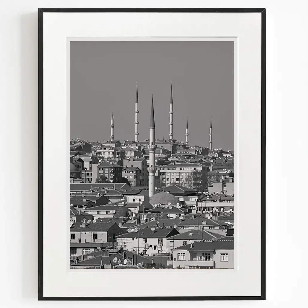 Parçalı ibadet yapıları, hayali bir merkezi cami fikrini yeniden üretmeye çalışan mimariyi anlatan fotoğraf sanat eseri.