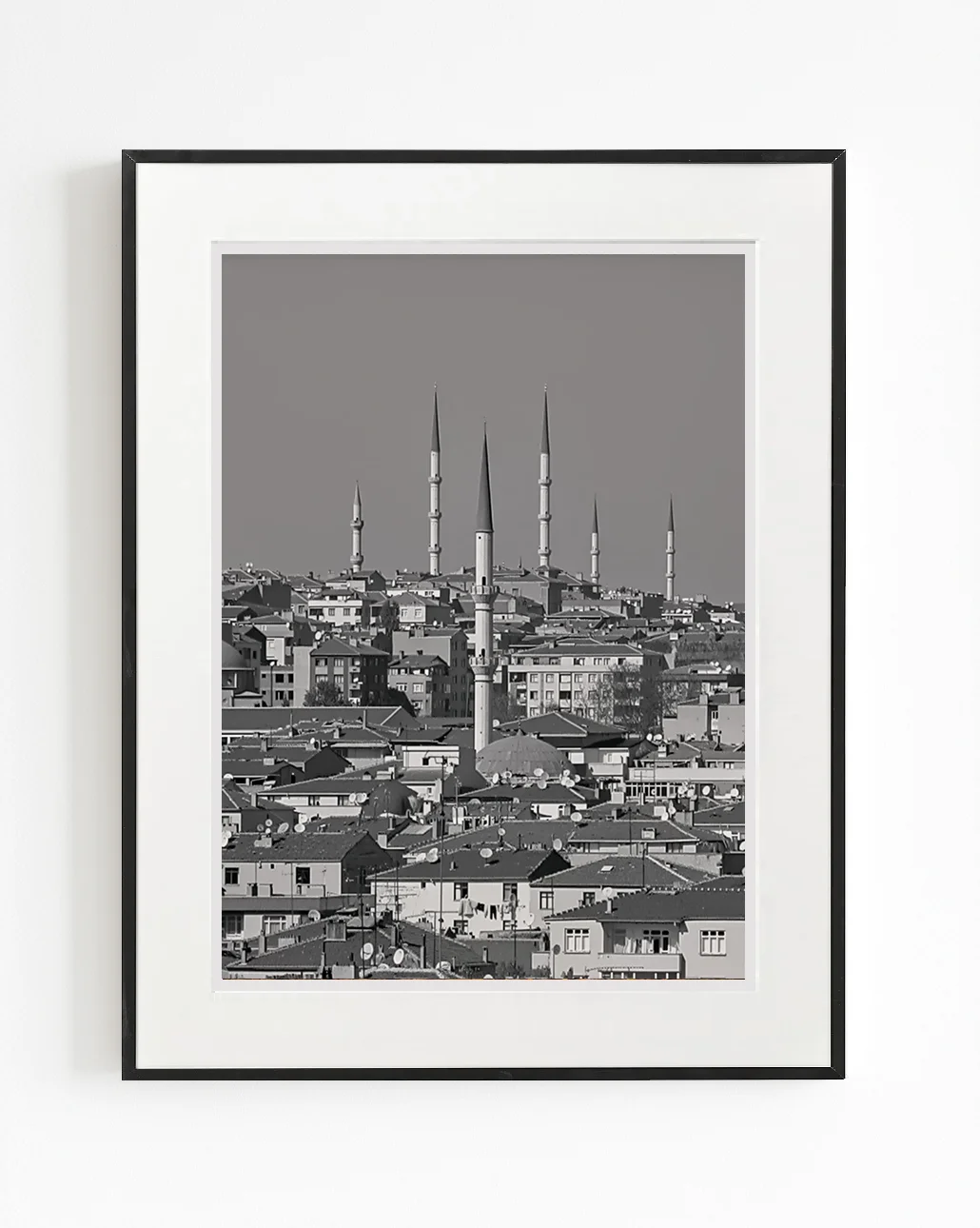 Parçalı ibadet yapıları, hayali bir merkezi cami fikrini yeniden üretmeye çalışan mimariyi anlatan fotoğraf sanat eseri.