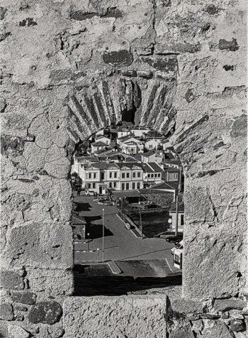 Gözlem eylemi, mimari dokuda donarak kalıcılaşan bir algıyı anlatan fotoğraf sanat eseri.