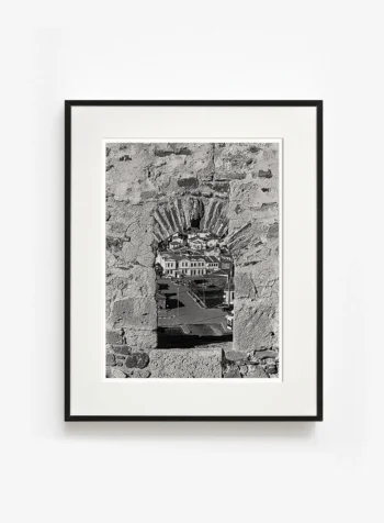Yapısal yoğunluk, mekânın varlığını yine kendisine kanıtladığı bir fotoğraf sanat eseri olarak okunur.