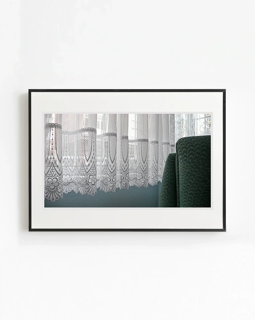 Dantel perde, pencere açıklığı ve loş iç mekân ilişkisini merkeze alan fotoğraf temelli sanat eseri.