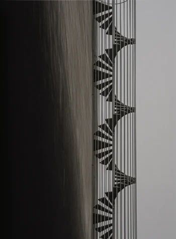 Helix’in yoğun varlığı, karşı tarafta kaçınılmaz bir boşluk üreterek mimari dengeyi kuran fotoğraf sanat eseri.