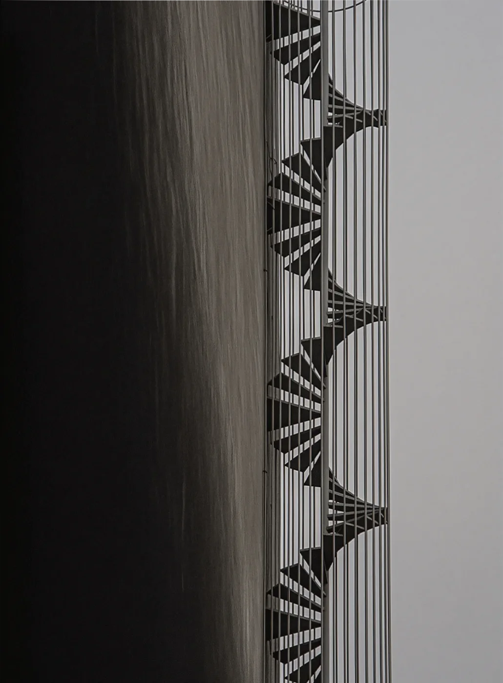 Helix’in yoğun varlığı, karşı tarafta kaçınılmaz bir boşluk üreterek mimari dengeyi kuran fotoğraf sanat eseri.