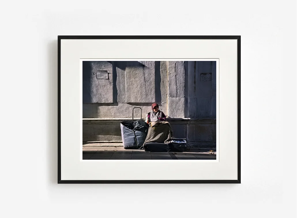Tarihi taş yüzeyle ilişkilenen figürü görsel anlatı olarak sessizce sunan fotoğraf sanat eseri.